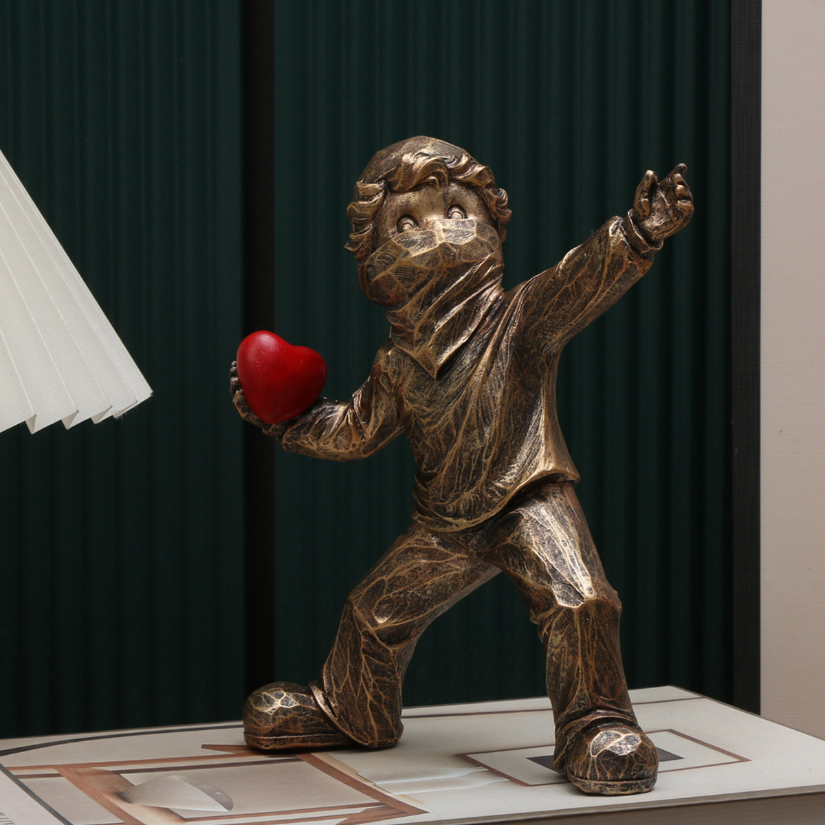 1 Buah Patung Resin Banksy Lov - Retro Gaming Decor ulasan dan harga