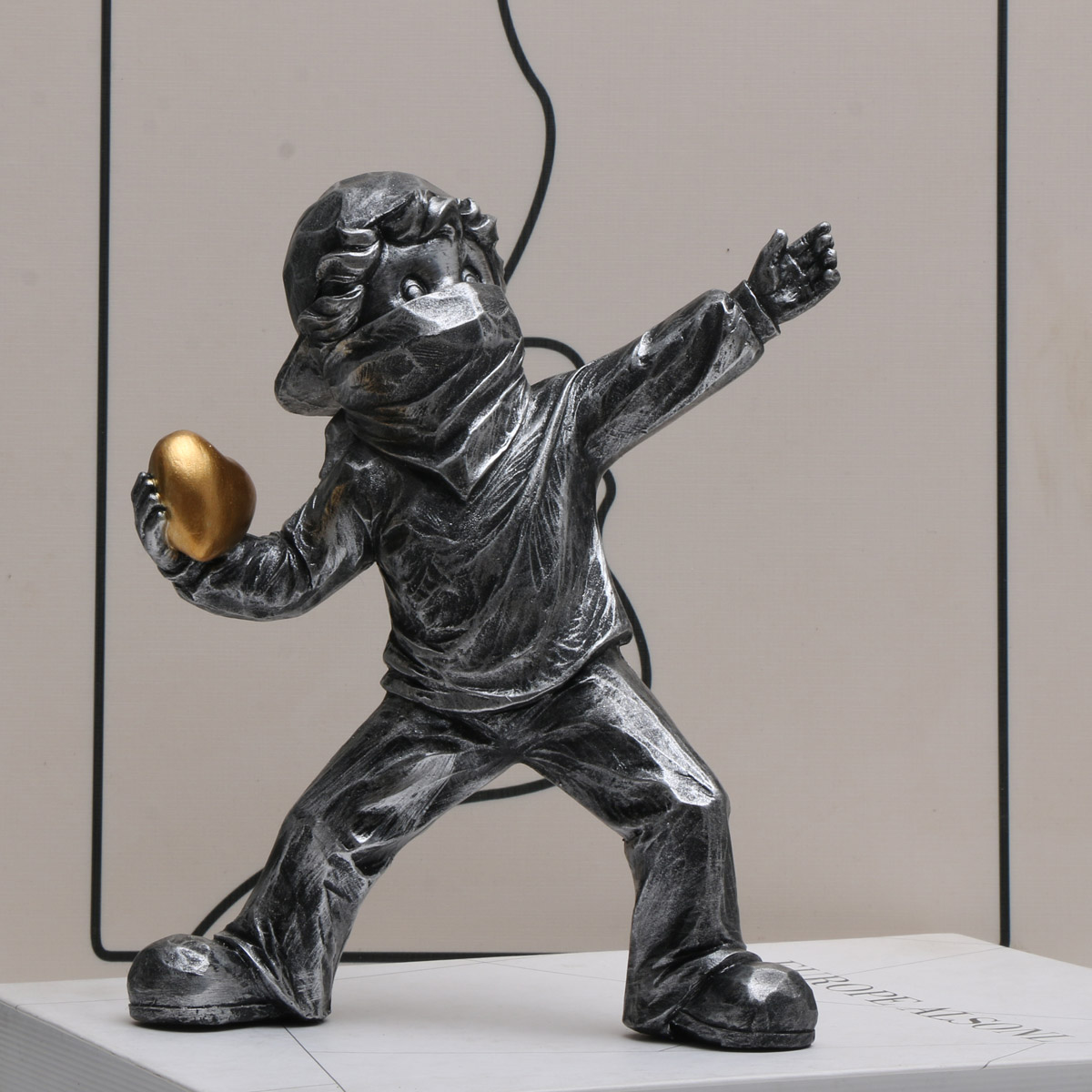 1 Buah Patung Resin Banksy Lov - Retro Gaming Decor ulasan dan harga