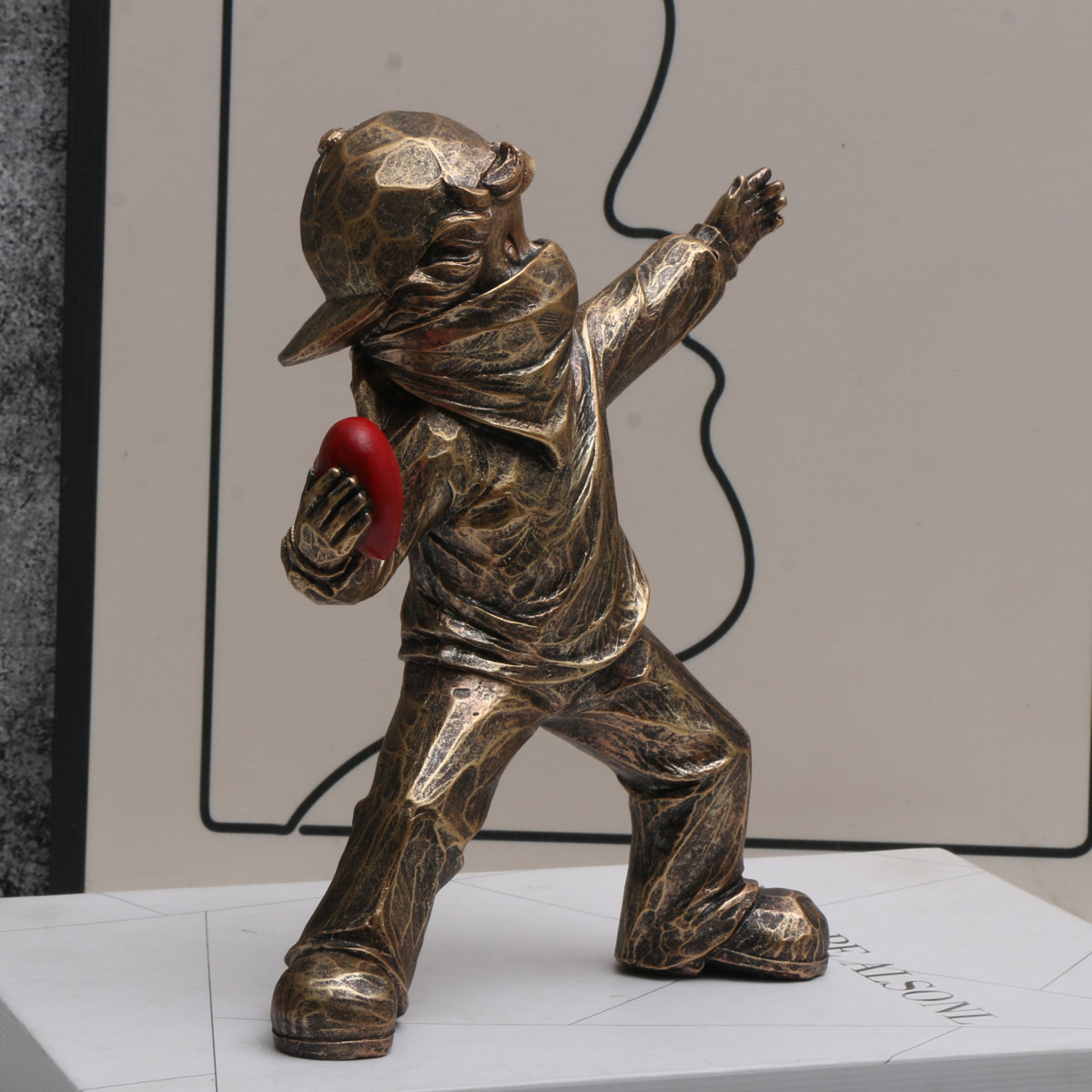 1 Buah Patung Resin Banksy Lov - Retro Gaming Decor ulasan dan harga
